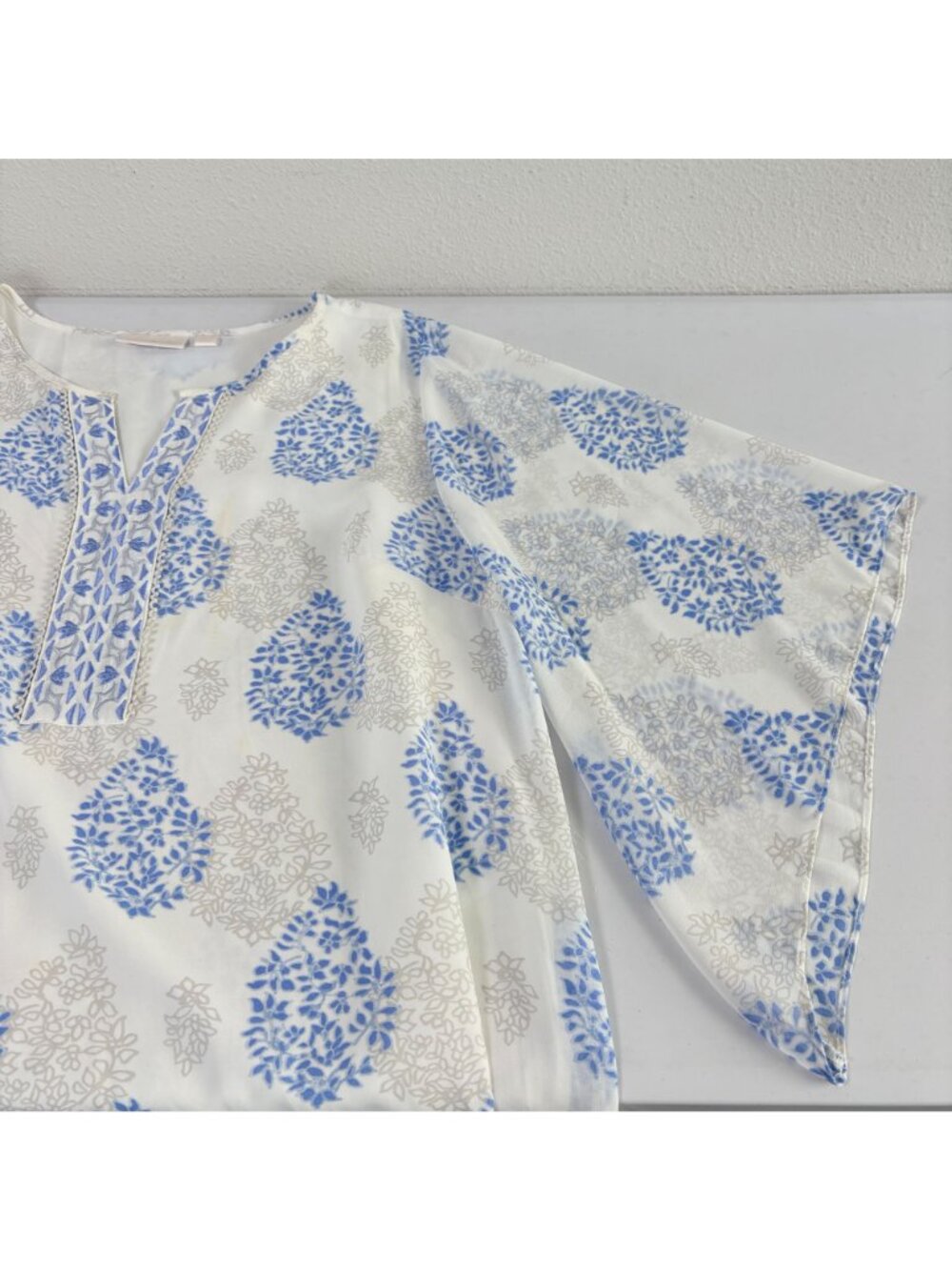 Belle Kim Gravel Floral Medallion Blouse Size L Blue Gray Embroidered A374452 - Picture 11 of 13